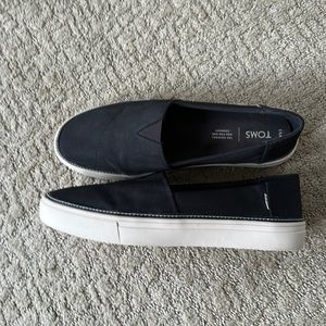 TOMS Women’s Parker Platform Slip-on Sneaker, Black, Size 9.5, Like new